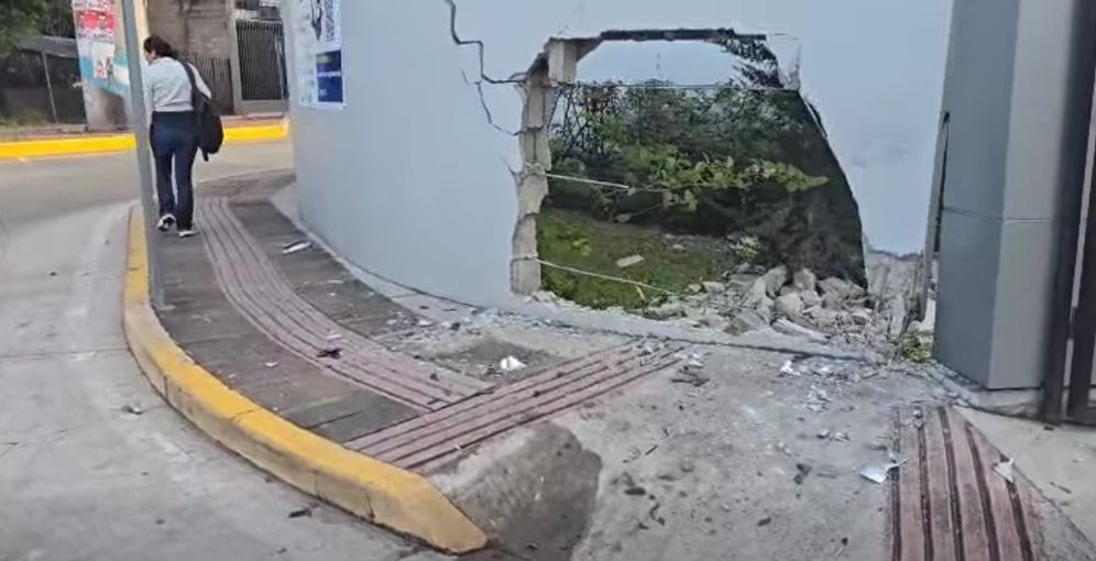 Presunto ebrio destruye muro del templo San Juan Bosco y huye del lugar